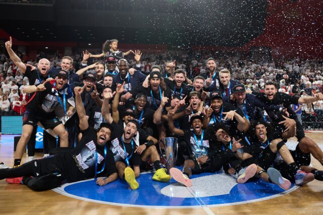 Les joueurs du Paris Basketball remportent l’Eurocup!